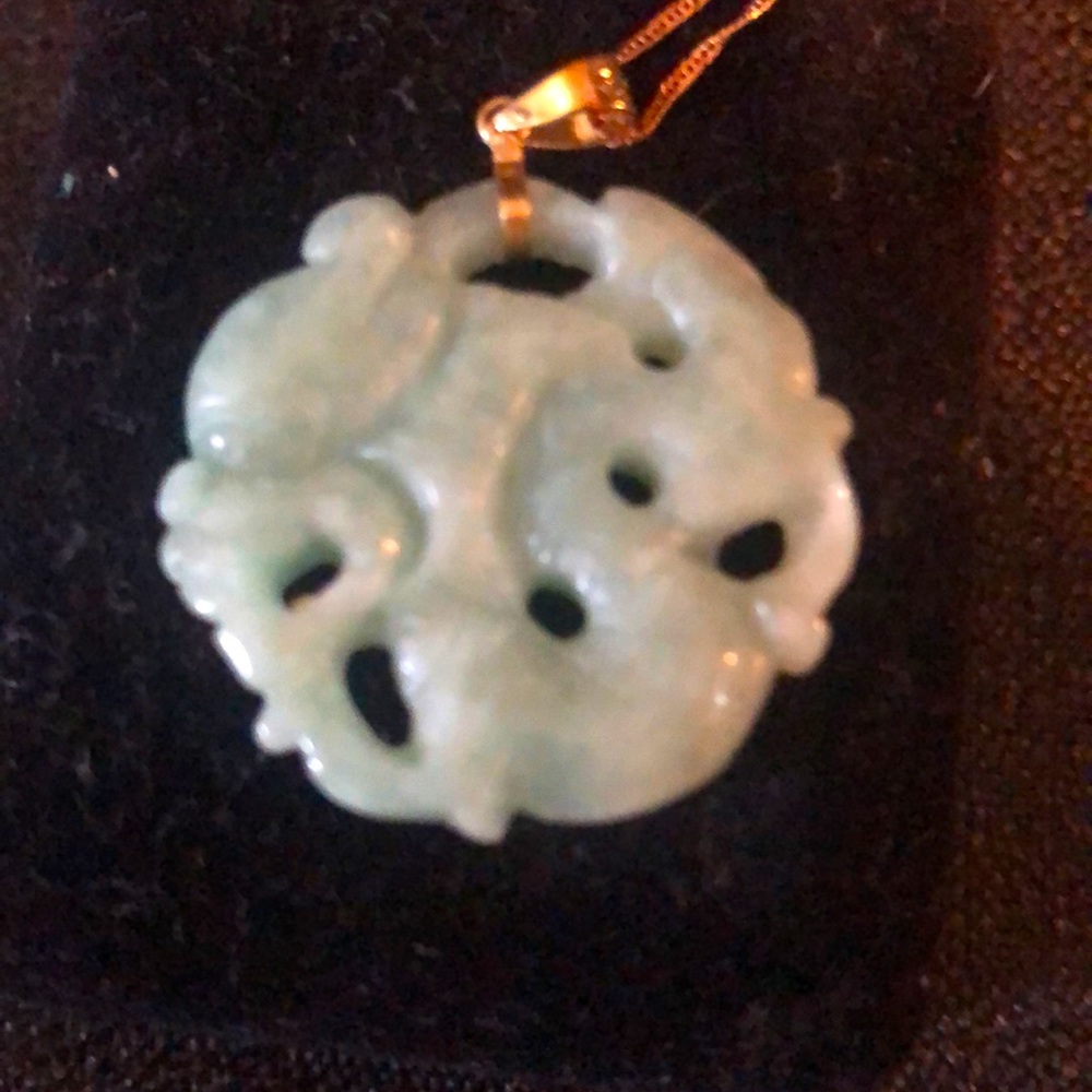 Jade Jadeite carved pendant 1” by 1” on 10 k gold Italian chain - Picture 9 of 9